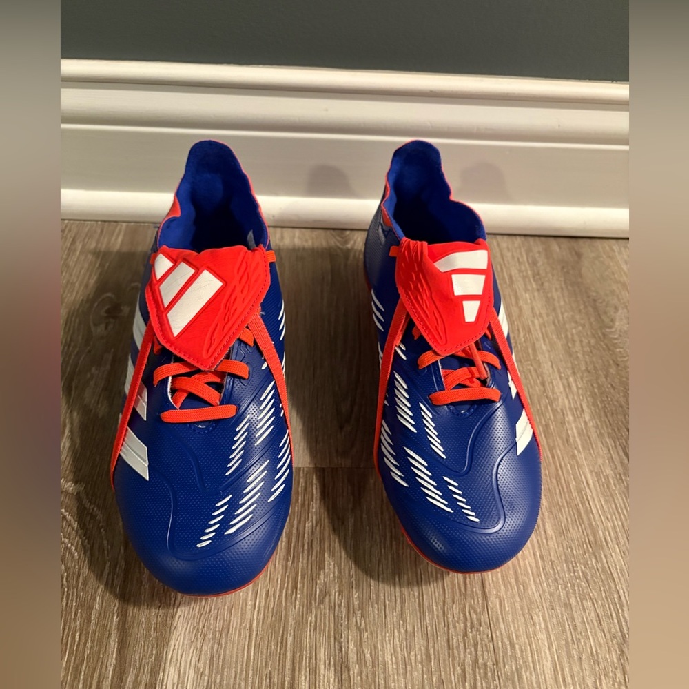 Like new Adidas Predator soccer cleats size 5 1/2